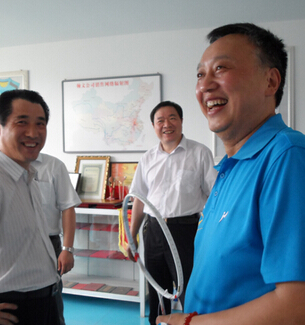 省商务厅副厅长张丹宁冒着酷暑在市商务局毕局长，副县长盛光兴等的陪同下来到我司视察调研