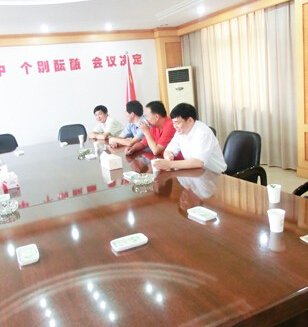 干汊河镇阳光雨露公司和翰文公司“八一”前慰问人武官兵