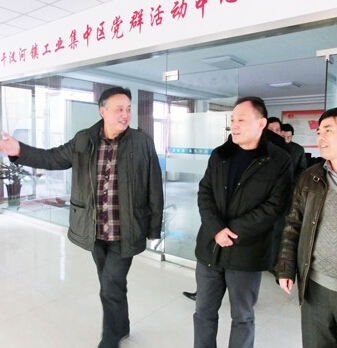 县委组织部长韩锋到翰文公司调研非公企业党建工作，并到洪宕村慰问困难党员