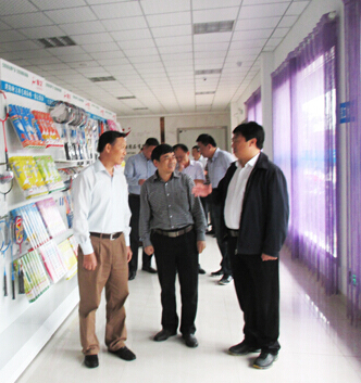 省皖北办专职副主任殷君伯一行到干汊河镇工业集中区翰文公司调研